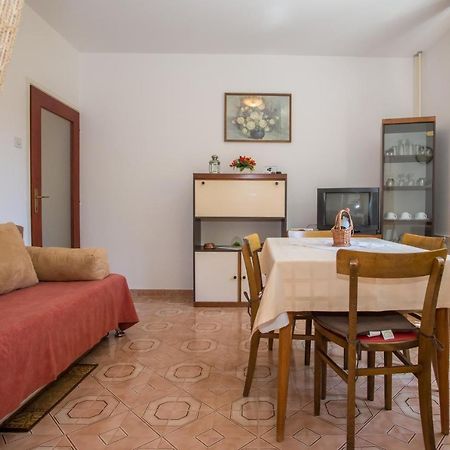 Garden View Apartment In Porec For 2 - 4 Persons Bagian luar foto