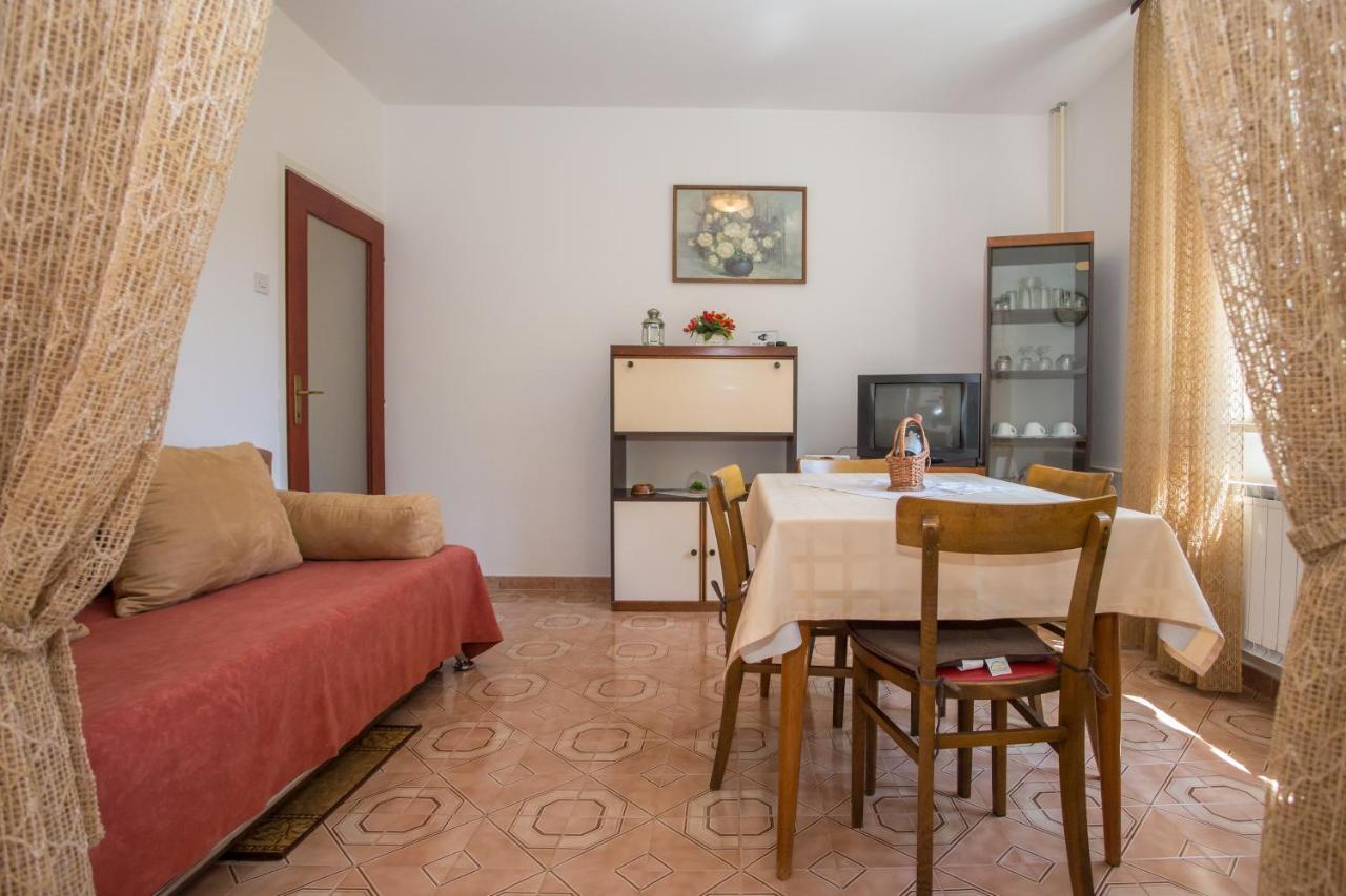 Garden View Apartment In Porec For 2 - 4 Persons Bagian luar foto