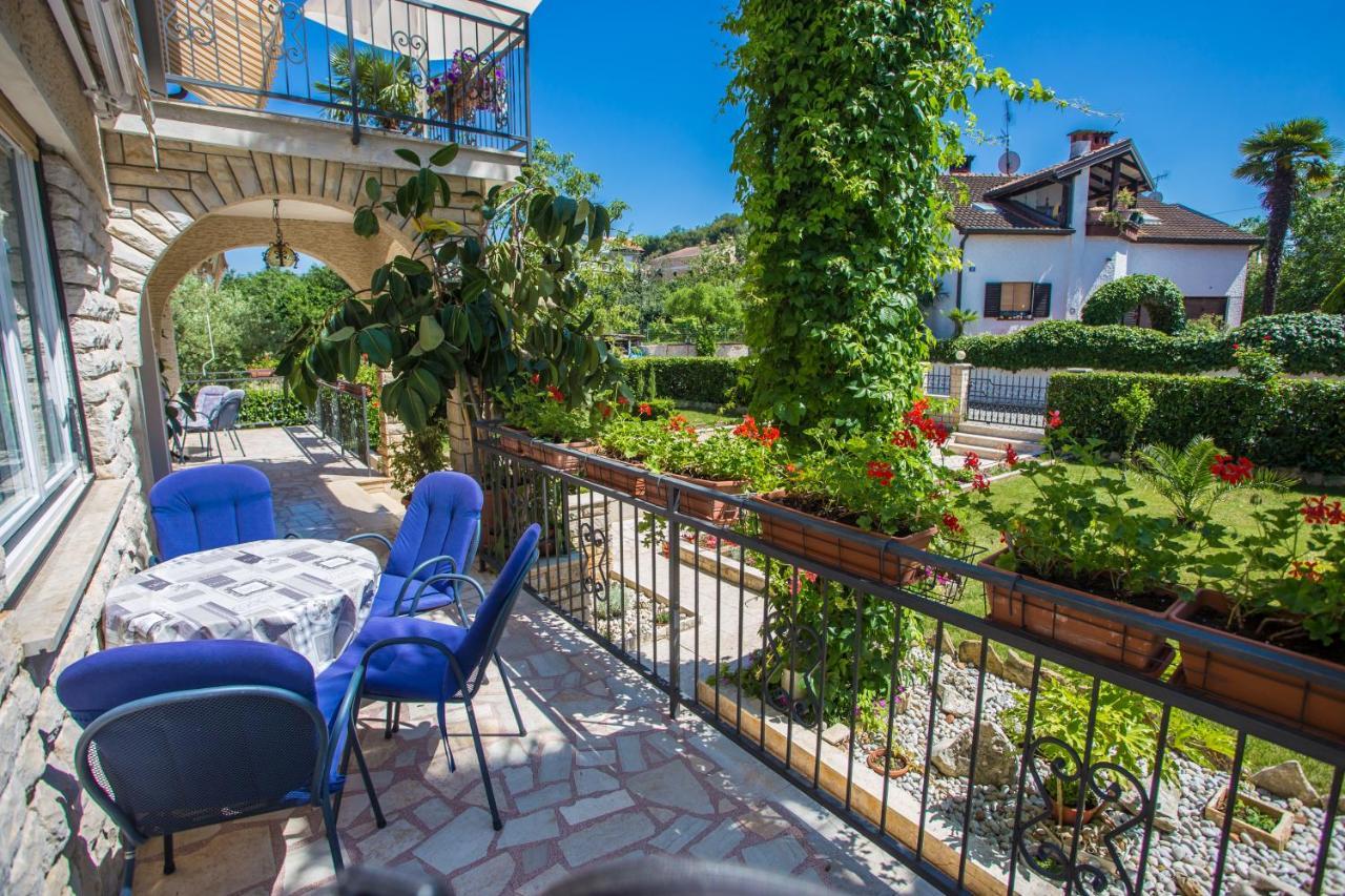 Garden View Apartment In Porec For 2 - 4 Persons Bagian luar foto