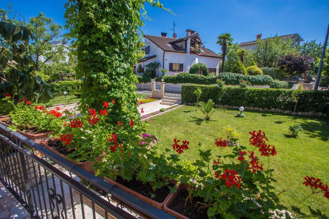 Garden View Apartment In Porec For 2 - 4 Persons Bagian luar foto