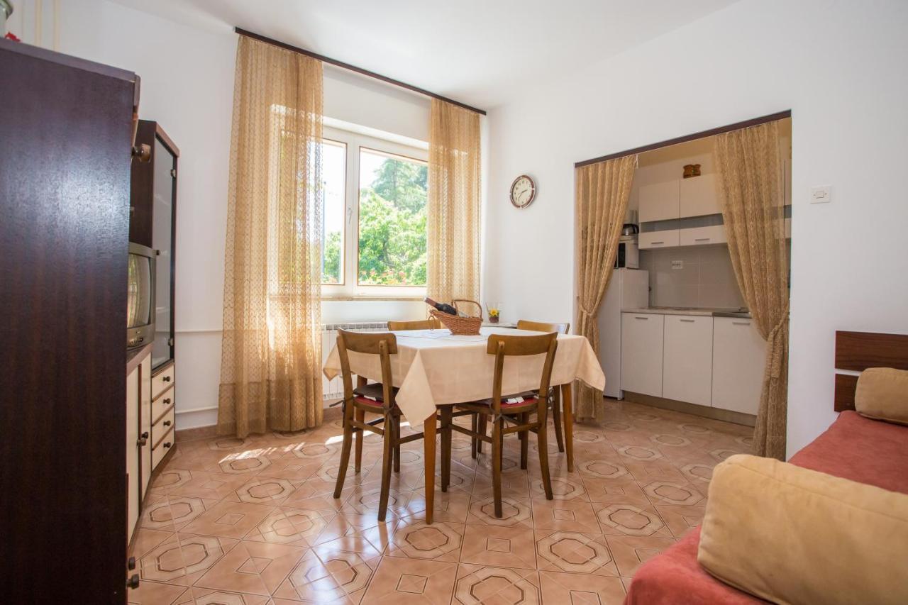 Garden View Apartment In Porec For 2 - 4 Persons Bagian luar foto